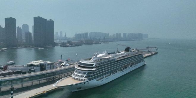 旗邮轮“招商伊敦”号青岛首航澳门新葡京网站世界唯一五星红(图4)